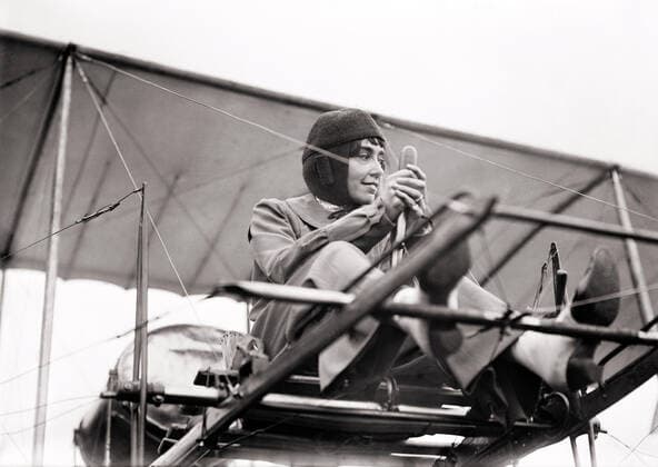 Helene DUTRIEU aviatrice Helene DUTRIEU (1877-1961) aux commandes de son monoplan pendant La Grande Semaine d Aviation de la Champagne en 1909. Photographie anonyme de l agence Bain News Service. Credit : Collection Avant-Demain Kharbine-Tapabor. *** Helene DUTRIEU aviator Helene DUTRIEU 1877 1961 at the controls of her monoplane during La Grande Semaine d Aviation de la Champagne in 1909 Anonymous photograph of the agency Bain News Service Credit Collection Avant Demain Kharbine Tapabor  KH215286