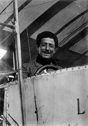 Louis PAULHAN Louis PAULHAN (1883-1963) aux commandes de son avion pendant La Grande Semaine d Aviation de la Champagne en 1909. Photographie anonyme de l agence Bain News Service. Credit : Collection Avant-Demain Kharbine-Tapabor. *** Louis PAULHAN Louis PAULHAN 1883 1963 at the controls of his plane during La Grande Semaine d Aviation de la Champagne in 1909 Anonymous photograph of the agency Bain News Service Credit Collection Avant Demain Kharbine Tapabor  KH215287