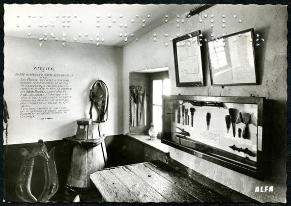 Louis BRAILLE Atelier du Maitre Bourrelier Simon Rene BRAILLE a Coupray. Photographie de ALFA pour une carte postale vers 1950. Collection Gaspard Kharbine-Tapabor.