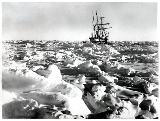 Ernest SHACKLETON L Endurance pris dans les glaces de la Mer de Weddel en 1914. Expedition polaire en Antartique de Ernest SHACKLETON (1874-1922). Photographie anonyme de . Credit : Collection NBL Kharbine-Tapabor.