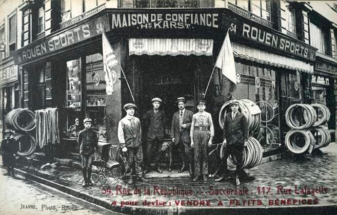 ROUEN - Cycles Devanture d un magasin de cycles a Rouen. Carte postale vers 1910. Credit : IM KHARBINE-TAPABOR. *** ROUEN Cycles Front of a cycle shop in Rouen Postcard circa 1910 Credit IM KHARBINE TAPABOR  KH234399