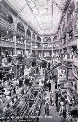 PARIS - Le Printemps Grands magasins du Printemps. Paris. Le hall vu du premier etage . Carte postale vers 1910. Credit : IM KHARBINE-TAPABOR *** PARIS Le Printemps Department Stores of Printemps Paris The hall seen from the first floor Postcard circa 1910 Credit IM KHARBINE TAPABOR  KH237344