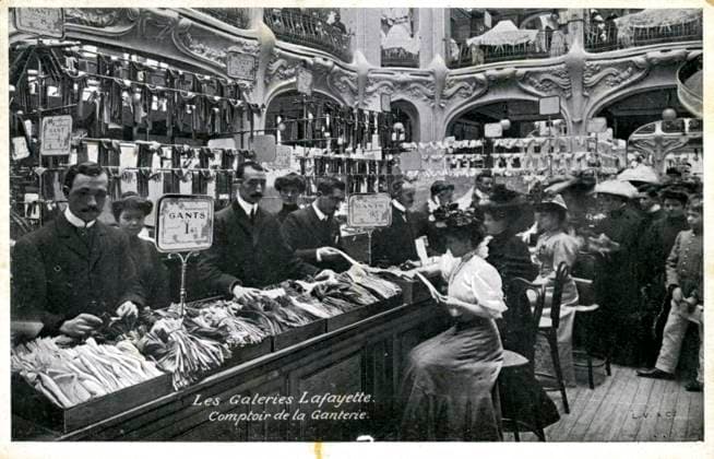 PARIS - Galeries Lafayette Les Galeries Lafayette. Comptoir de la ganterie . Carte postale vers 1908. Credit : IM KHARBINE-TAPABOR *** PARIS Galeries Lafayette Les Galeries Lafayette Comptoir de la ganterie Postcard circa 1908 Credit IM KHARBINE TAPABOR  KH237359