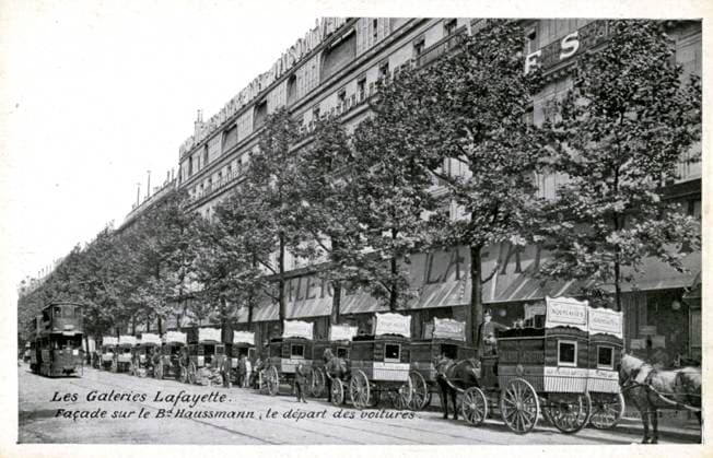 GALERIES LAFAYETTES Les Galeries Lafayette. Facade sur le bd. Haussmann, le depart des voitures . Carte postale vers 1906. Credit : IM KHARBINE-TAPABOR *** GALERIES LAFAYETTES Les Galeries Lafayette Facade on the bd Haussmann, the departure of the cars Postcard around 1906 Credit IM KHARBINE TAPABOR  KH237364