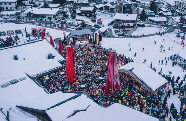 Saalbach Hinterglemm 08.01.2020, Goassstall, Saalbach Hinterglemm, AUT, DJ Oetzi Gipfeltour, im Bild Uebersicht General View during the Opening Concert of the DJ Oetzi Gipfeltour at the Goassstall, Saalbach Hinterglemm on 2020 01 08.