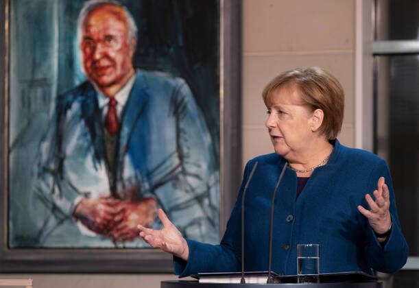 Sternsinger aus allen 27 katholischen deutschen Dioezesen waren am Dienstag (07.01.2020) bei Bundeskanzlerin Angela Merkel im Kanzleramt zu Gast. (Foto: Merkel vor einem Portraet von Alt-Kanzler Helmut Kohl) Die als Heilige Drei Koenige verkleideten Kinder und Jugendlichen ziehen um den Jahreswechsel bundesweit von Tuer zu Tuer, ueberbringen den Segen Christus mansionem benedicat ( Christus segne dieses Haus! ) und sammeln Spenden fuer Hilfsprojekte fuer Kinder in Afrika, Lateinamerika, Asien, Ozeanien und Osteuropa. (Siehe epd-Meldung vom 07.01.2020) Bundeskanzlerin Angela Merkel