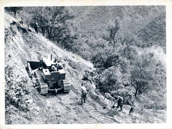 1956 Guerre d Algerie Au recto, legende de la photo : Une des taches de l armee de pacification, construction d une piste en montagne Cartes postales recto verso envoyees en 1956, Guerre d Algerie, propagande de l Armee francaise. voir numeros kh239410 kh239411 kh239412 kh239413 . Credit COllection Grob KHARBINE TAPABOR *** 1956 Algerian War On the front, caption of the photo One of the tasks of the pacification army, construction of a track in the mountains Postcards on both sides sent in 1956, Algerian War, propaganda of the French Army see numbers kh239410 kh239411 kh239412 kh239413 Credit COllection Grob KHARBINE TAPABOR  KH239410