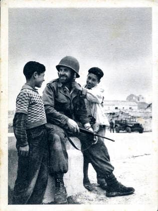 1956 Guerre d Algerie Soldat francais entoure de deux enfants, au verso la legende de la photo : Les enfants musulmans reprennent confiance devant le souriant visage d un gars de France Cartes postales recto verso envoyees en 1956, Guerre d Algerie, propagande de l Armee francaise. voir numeros kh239410 kh239411 kh239412 kh239413 . Credit COllection Grob KHARBINE TAPABOR *** 1956 Algerian War French soldier surrounded by two children, on the back the legend of the photo Muslim children regain confidence in front of the smiling face of a French guy Postcards sent in 1956, Algerian War, French Army propaganda see numbers kh239410 kh239411 kh239412 kh239413 Credit COllection Grob KHARBINE TAPABOR  KH239412