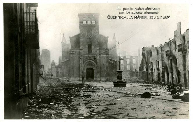 GUERRE D ESPAGNE El pueblo vasco asesinado por los aviones alemanes. Guernica, la martir, 26 abril 1937 . (Le peuple basque tue par l aviation allemande). Carte postale de 1937. annees 30. Credit : IM KHARBINE-TAPABOR. *** SPAIN WAR El pueblo vasco asesinado por los aviones alemanes Guernica, la martir, 26 abril 1937 The Basque people killed by the German air force Postcard of 1937 years 30 Credit IM KHARBINE TAPABOR  KH239945
