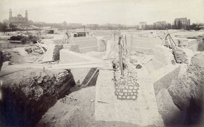 CONSTRUCTION DE LA TOUR EIFFEL Fondation pour les pieds de la Tour Eifffel. Photographie de 1887 par Louis Emile DURANDELLE (1839 -1917). Collection AVANT DEMAIN KHARBINE TAPABOR *** CONSTRUCTION OF THE EIFFEL TOWER Foundation for the feet of the Eiffel Tower Photograph of 1887 by Louis Emile DURANDELLE 1839 1917 Collection AVANT DEMAIN KHARBINE TAPABOR  KH240339