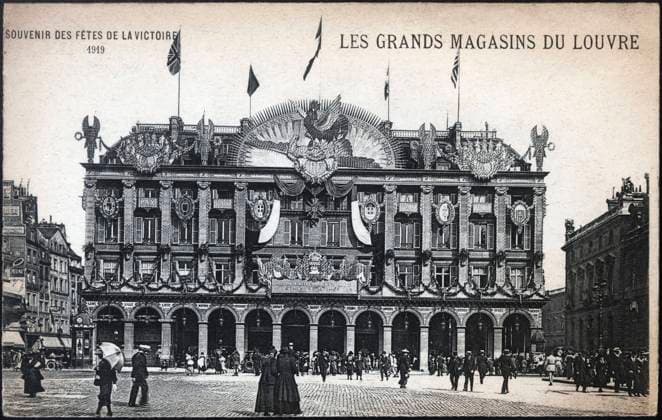 PATRIOTISME Souvenir des fetes de la Victoires 14 juillet 1919. Facade decoree des Grands Magasins du Louvre a Paris. Photographie anonyme pour une carte postale de 1919. Credit : Collection Jonas Kharbine-Tapabor. *** PATRIOTISM Remembrance of the Victory Day celebrations 14 July 1919 Decorated facade of the Louvres department stores in Paris Anonymous photograph for a 1919 postcard Credit Collection Jonas Kharbine Tapabor  KH240638
