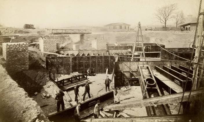 TOUR EIFFEL Construction de la Tour Eiffel. Photographie de 1887 par Louis-Emile DURANDELLE (1839-1917). Credit : Collection Avant-Demain Kharbine-Tapabor. *** TOUR EIFFEL Construction of the Eiffel Tower Photograph of 1887 by Louis Emile DURANDELLE 1839 1917 Credit Collection Avant Demain Kharbine Tapabor  KH242188