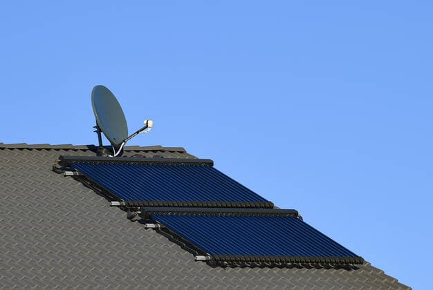 IMAGO Nature: Unsere Erde, Energiequellen, Solarthermie Einfamilienhaus mit Photovoltaikanlage Einfamilienhaus mit Solaranlage (Vakuumroehrenkollektoren) zur Brauchwassererwaermung und Heizungsunterstuetzung Pliezhausen Baden-Wuerttemberg Deutschland *** One-family house with photovoltaic system One-family house with solar system Vacuum tube collectors for service water heating and heating support Pliezhausen Baden Wuerttemberg Germany Copyright: xBEAUTIFULxSPORTS AxelxGrundlerx
