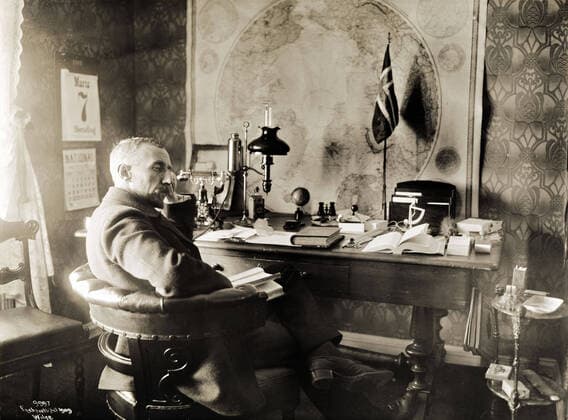Fridtjof NANSEN Fridtjof NANSEN (1861-1930) dans son bureau devant une carte geographique du Pole Nord. Photographie du 7 mars 1909 par Anders BEER WILSE (1865-1949). Collection AVANT-DEMAIN KHARBINE TAPABOR. *** Fridtjof NANSEN Fridtjof NANSEN 1861 1930 in his office in front of a geographical map of the North Pole Photograph of 7 March 1909 by Anders BEER WILSE 1865 1949 Collection BEFORE TOMORROW KHARBINE TAPABOR  KH254602