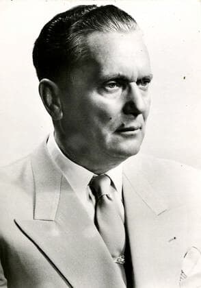 TITO Portrait de Josip Broz TITO (1892-1980). Photographie vers 1945. annees 40. Credit : Collection KHARBINE-TAPABOR. *** TITO Portrait of Josip Broz TITO 1892 1980 Photograph circa 1945 years 40 Credit Collection KHARBINE TAPABOR  KH260822