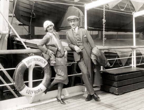 GARBO Greta Greta GARBO (1905-1990) et le realisateur Mauritz STILLER (1883-1928) sur le pont d un bateau. Photographie annees 20. Credit : Collection KHARBINE-TAPABOR. *** GARBO Greta Greta GARBO 1905 1990 and the director Mauritz STILLER 1883 1928 on the deck of a boat Photography years 20 Credit Collection KHARBINE TAPABOR  KH261404