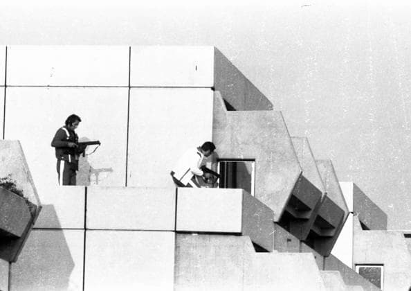 Olympische Spiele in Muenchen 1972 DEU, Deutschland, Muenchen: Die Olympischen Spiele in Muenchen 1972 waren ueberschattet von einem Anschlag von Terroristen des Schwarzen September auf die israelische Mannschaft am 5.9.1972.. Nach dem Attentat. Polizeieinsatz im Olympischen Dorf. DEU, Germany, Munich: The 1972 Olympic Games in Munich were overshadowed by an attack by terrorists of the Black September on the Israeli team on 5 September 1972. Bayern