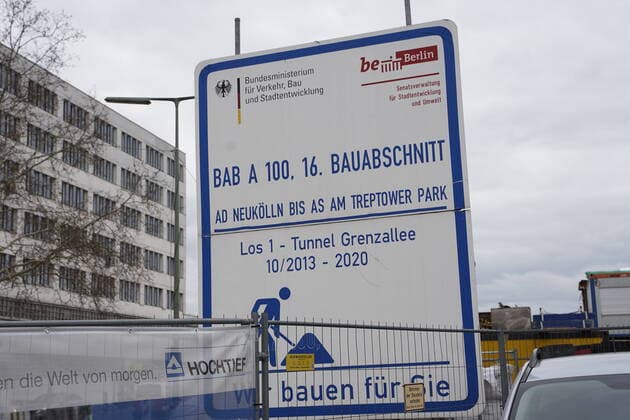 BAB A 100 16. Bauabschnitt Informationsschild in Berlin Neukölln *** BAB A 100 16 Construction phase Information sign in Berlin Neukölln
