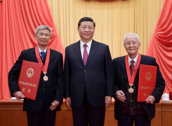 News Bilder des Tages (200110) -- BEIJING, Jan. 10, 2020 -- Chinese President Xi Jinping, also general secretary of the Communist Party of China (CPC) Central Committee and chairman of the Central Military Commission, presents China s top science award to Huang Xuhua (R) and Zeng Qingcun (L) during an annual ceremony to honor distinguished scientists, engineers and research achievements at the Great Hall of the People in Beijing, capital of China, Jan. 10, 2020. Huang Xuhua is an academician of the Chinese Academy of Engineering who worked at a research institute of the former China Shipbuilding Industry Corporation, and Zeng Qingcun is a famous meteorologist from the Institute of Atmospheric Physics under the Chinese Academy of Sciences (CAS). ) CHINA-BEIJING-TOP SCIENCE AWARD (CN) LixXueren 