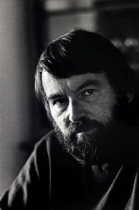 FOWLES John Portrait de John Fowles (1926-2005), photographie par Fay Godwin (1931-2005) en 1974. Credit : Collection British Library KHARBINE-TAPABOR. *** FOWLES John Portrait of John Fowles 1926 2005 , photograph by Fay Godwin 1931 2005 in 1974 Credit Collection British Library KHARBINE TAPABOR  KH416624