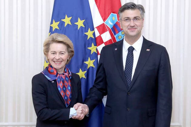 News Bilder des Tages (200110) -- ZAGREB, Jan. 10, 2020 -- Croatian Prime Minister Andrej Plenkovic (R) shakes hands with European Commission President Ursula von der Leyen in Zagreb, Croatia, on Jan. 10, 2020. ( Pixsell via Xinhua) CROATIA-ZAGREB-EU-URSULA VON DER LEYEN-VISIT PatrikxMacek 