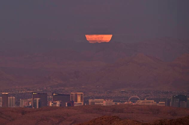 Bilder des Jahres 2020, News 01 Januar News Bilder des Tages Jan. 10, 2020 - Las Vegas, Nevada, U.S. - A full moon rises over Las Vegas, Nevada on Friday, January 10, 2020. The full moon of January, called the Wolf Moon, will coincide with a lunar eclipse for skywatchers in much of the world. During this eclipse, the moon will pass through Earth s faint outer shadow, called the penumbra. Las Vegas USA - ZUMAbk3_ 20200110_zaf_bk3_005 Copyright: xDavidxBeckerx