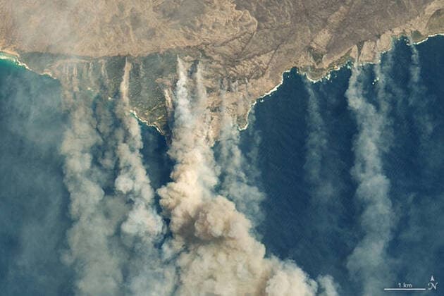 Bilder des Jahres 2020, News 01 Januar News Bilder des Tages January 10, 2020, Kangaroo Island, Australia: Detail: On January 9, 2020, the Operational Land Imager (OLI) on Landsat 8 acquired natural-color observations of burned land and thick smoke covering Australia s Kangaroo Island. According to news reports, at least 156,000 hectares (600 square miles, nearly one-third of the land area) have burned and 50 homes have been destroyed on the island of 4,700 people. Kangaroo Island Australia - ZUMAz03_ 20200110_sha_z03_035 Copyright: xNASAxEarthx