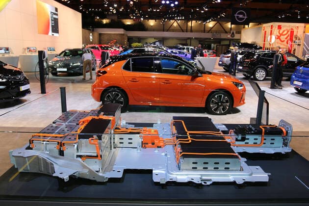 Schnittmodell Lithium-Ion-Batterie Akku (50 KWh Lithium Ion Batterie, 216 Zellen in 18 Modulen, Reichweite 330 km) vor Opel Corsa-E (Elektroauto, PSA Groupe), 98. European Motor Show Brussels, Salon Auto Moto Mobility, 10.-19.01.2020, Pressetag 09.01.2020, Brüssel (Belgien), Autoausstellung, Messe, Brussels Expo (Heysel) *** Cutaway model Lithium Ion battery 50 KWh Lithium Ion battery, 216 cells in 18 modules, range 330 km before Opel Corsa E electric car, PSA Groupe , 98 European Motor Show Brussels, Salon Auto Moto Mobility, 10 19 01 2020, Press Day 09 01 2020, Brussels Belgium , Motor Show, Exhibition, Brussels Expo Heysel