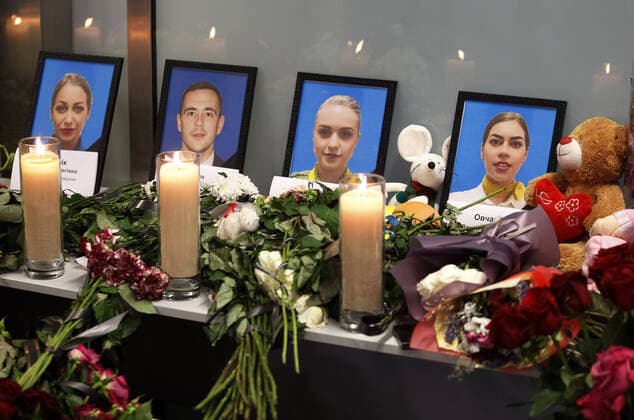 Bilder des Jahres 2020, News 01 Januar January 11, 2020, Kiev, Ukraine: Flowers and candles to the flight crew members of the Ukraine International Airlines (UIA) Boeing 737-800 plane that crashed in Iran are seen, at a memorial at at the Boryspil International Airport near Kiev, Ukraine , on 11 January 2020. Kiev Ukraine - ZUMAg194 20200111_zap_g194_010 Copyright: xSergxGlovnyx