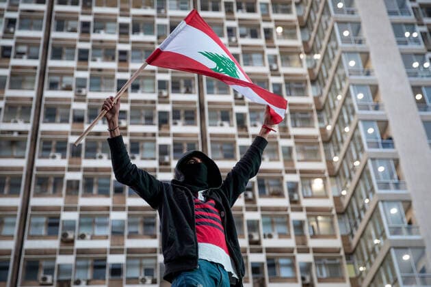 Bilder des Jahres 2020, News 01 Januar News Bilder des Tages January 11, 2020, Beirut, Beirut, Lebanon: 2020 . 11 01 2020. Beirut, Lebanon. A man waves the Lebanese flag outside ˜Electricite du Liban™, the main Lebanese electricity provider. Demonstrators are taking part in a protest march from Daoura in east Beirut to Parliament in Downtown Beirut. The demonstrations are part of a wider movement which started in mid October 2019, campaigning against government corruption and economic crisis. Beirut Lebanon  - ZUMAl94_ 20200111_zaf_l94_041 Copyright: xTomxNicholsonx