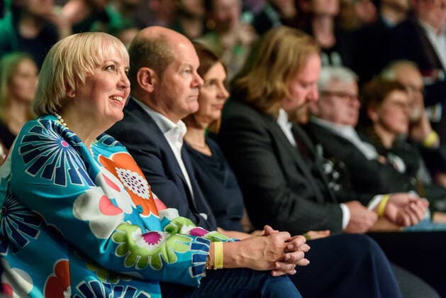 Claudia Roth, Olaf Scholz, Katrin Göring-Eckardt und Anton Hofreiter bei der Jubiläumsfeier 30 40 Jahre Bündnis 90 Die Grünen im Motorwerk Berlin. Die Partei DIE GRÜNEN haben sich 1980 in Karlsruhe gegründet, im Jahr 1990 schlossen sich verschiedene Bürgerrechtsgruppen der DDR zum BÜNDNIS 90 in Potsdam zusammen. Claudia Roth, Olaf Scholz, Katrin Göring-Eckardt and Anton Hofreiter at the 30th 40th anniversary of Alliance 90 The Greens at the Berlin motor plant. The party DIE GRÜNEN was founded in Karlsruhe in 1980, in 1990 various civil rights groups from the GDR merged to form BÜNDNIS 90 in Potsdam. snapshot-photography F.Boillot