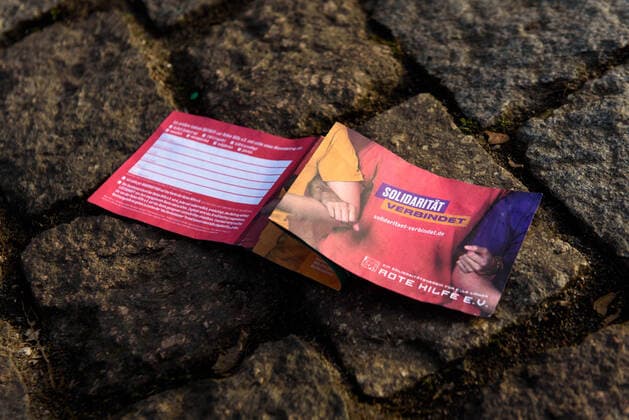 Berlin, Gedenken an Luxemburg und Liebknecht Deutschland, Berlin - 12.01.2020: Im Bild ist ein Flyer der Roten Hilfe e.v. zu sehen. Berlin Berlin Deutschland