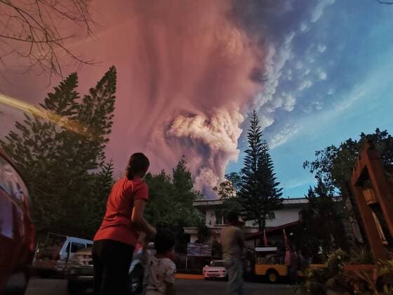 Bilder des Jahres 2020, News 01 Januar News Bilder des Tages PH: Alert level 4 raised over Tall Volcano (EDITORS NOTE: Image was created with a smartphone.) The Taal Volcano in the central Philippines boomed to life on Sunday, spilling ash and warned evacuations in nearby communities -- and officials warn that a more powerful eruption is imminent. Tall Volcano is located on the island of Luzon and is the country s second most active volcano. Cavite Philippines Brgy. Pajo KesterxRagaza