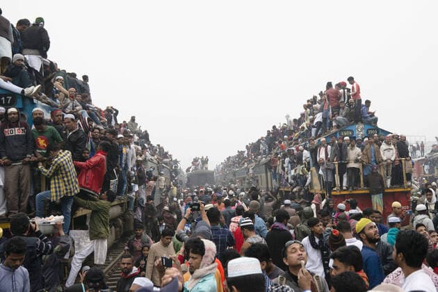 Bilder des Jahres 2020, News 01 Januar News Bilder des Tages January 12, 2020, Tongi, Dhaka, Bangladesh: Muslims return home on overcrowded trains after attending the final prayer of the first phase of Bishwa Ijtema, which is considered as the world s second-largest Muslim gathering after Haj. Tongi Bangladesh - ZUMAs197 20200112_zaa_s197_052 Copyright: xZiaulxHaquexOisharjhx