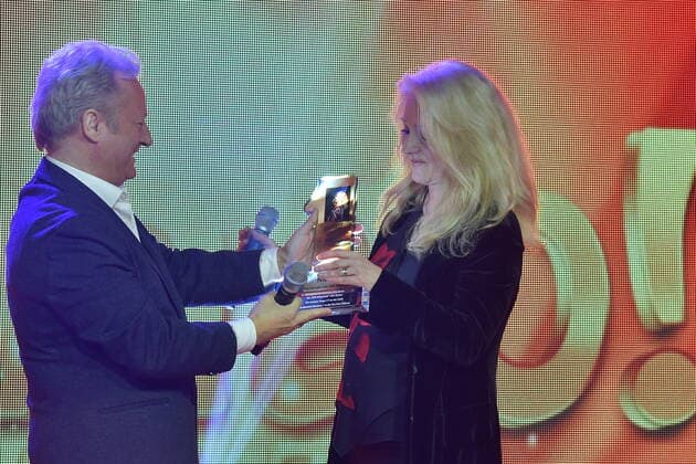 SMAGO AWARD zu 50 Jahre Hitparade Nicole erhaellt von Uwe Huebner den Dreifach Award zur Preisverleihung SMAGO AWARD 2020 zu 50 Jahre Hitparade in Berlin am 12.01.2020