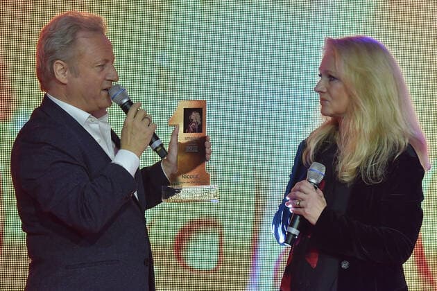 SMAGO AWARD zu 50 Jahre Hitparade Uwe Huebner ueberreicht Nicole den dreifachen SMAGIO AWARD fuer ihren mehrfachen Auftritt bei der ehemaligen Hitparade zur Preisverleihung SMAGO AWARD 2020 zu 50 Jahre Hitparade in Berlin am 12.01.2020