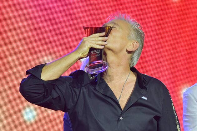 SMAGO AWARD zu 50 Jahre Hitparade Olaf Berger kuesst seinen SMAGO Preis zur Preisverleihung SMAGO AWARD 2020 zu 50 Jahre Hitparade in Berlin am 12.01.2020