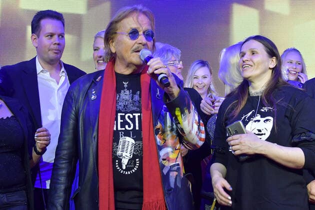 SMAGO AWARD zu 50 Jahre Hitparade Frank Zander mit Fans auf der Buehne zur Preisverleihung SMAGO AWARD 2020 zu 50 Jahre Hitparade in Berlin am 12.01.2020