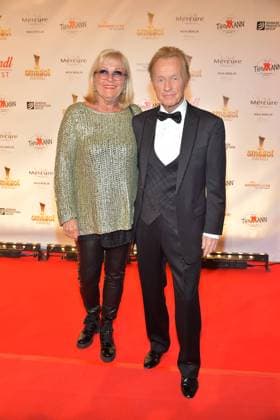 SMAGO AWARD zu 50 Jahre Hitparade Christian Anders mit Managerin und Ehefrau Birgit Diehn Ankunft zur Preisverleihung SMAGO AWARD 2020 zu 50 Jahre Hitparade in Berlin am 12.01.2020