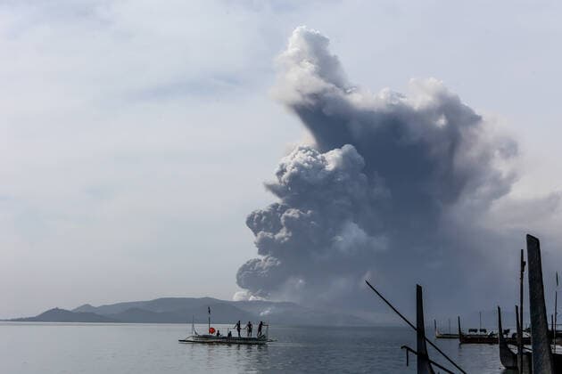 Bilder des Jahres 2020, News 01 Januar News Themen der Woche KW03 News Bilder des Tages (200113) -- BATANGAS, Jan. 13, 2020 -- The Taal Volcano erupts with a massive plume of ash and steam in Batangas Province, the Philippines, Jan. 13, 2020. Nearly 50,000 people living near a volcano on an island close to the Philippine capital have heeded official warning to evacuate as fears of an eruption grew, officials said on Monday. The Philippine Institute of Volcanology and Seismology increased the alert level for Taal Volcano in Talisay town in Batangas, approximately 66 km south of Manila, on Sunday to 4 on a scale of 5, indicating an increased prospect of a hazardous eruption within hours to days. ) PHILIPPINES-TAAL VOLCANO-ERUPTION ROUELLExUMALI 