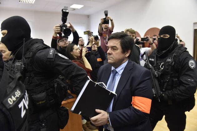 Bilder des Jahres 2020, News 01 Januar News Themen der Woche KW03 News Bilder des Tages The heavily armed members of Prison Service bring Marian Kocner into a courtroom ahead of the trial in Pezinok, Slovakia, on Monday, January 13, 2020. The trial of the four suspects in the case of the murder of reporter Jan Kuciak, which stirred mass anti-government protests in Slovakia and toppled Robert Fico (Smer-SD) as PM in the spring of 2018, started with the reading of the charges at the Special Court in Pezinok. The suspects in this case, which Slovak daily Sme described as the most closely-watched in the country s modern history and one of the largest in terms of the size of evidence, are Marian Kocner, Alena Zsuzsova, Tomas Szabo and Miroslav Marcek. If found guilty in the case, in which Kuciak s fiancee Martina Kusnirova was shot dead along with him, the suspects face up to a life sentence. (CTKxPhoto VaclavxSalek) CTKPhotoP20  _SAL8192