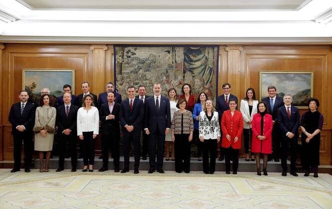 Bilder des Jahres 2020, News 01 Januar News Themen der Woche KW03 News Bilder des Tages King Felipe VI of Spain (C) and Prime Minister Pedro Sanchez (6L) pose with the government s new cabinet at the end of the swearing-in ceremony held at Zarzuela Palace in Madrid, Spain, 13 January 2020. The partnership of PSOE socialists and leftist Unidas Podemos party members is the first coalition in Spain since 1975 when Spain became a democracy. New Spanish government swearing-in ceremony !ACHTUNG: NUR REDAKTIONELLE NUTZUNG!  Copyright: xEmilioxNaranjox GRAF1182 20200113-637145125075274647