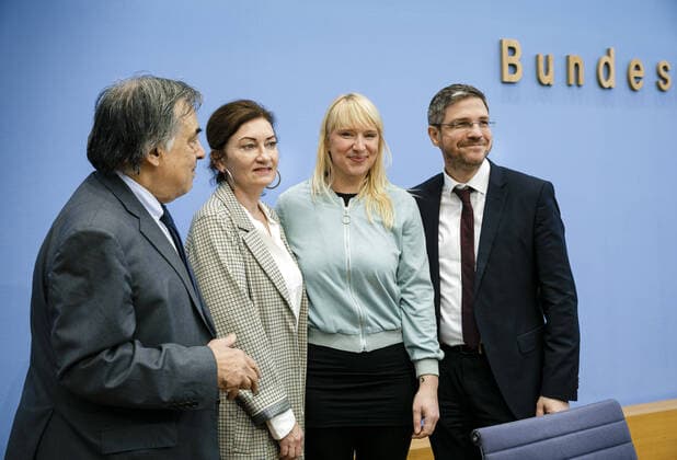 News Themen der Woche KW03 News Bilder des Tages Leoluca Orlando, Buergermeister von Palermo (I); Mike Schubert, Oberbuergermeister von Potsdam (R); Luise Amtsberg, Sprecherin fuer Fluechtlingspolitik der Bundestagsfraktion Buendnis90 Die Gruenen (2.v.r) und Miriam Koch, Leiterin des Amtes fuer Migration und Integration der Stadt Duesseldorf (2.v.I), aufgenommen im Rahmen einer Pressekonferenz in Berlin. 13.01.2020. Berlin Deutschlan