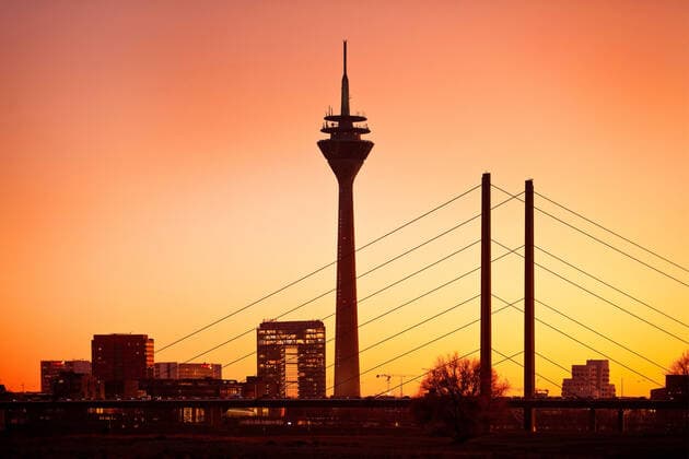Skyline mit Stadttor, Rheinturm und Rheinkniebruecke im Abendrot, Deutschland, Nordrhein-Westfalen, Niederrhein, Duesseldorf skyline with town gate, Rhine Tower and bridge Rheinkniebruecke in red evening light, Germany, North Rhine-Westphalia, Lower Rhine, Dusseldorf BLWS601429 Copyright: xblickwinkel S.xZiesex
