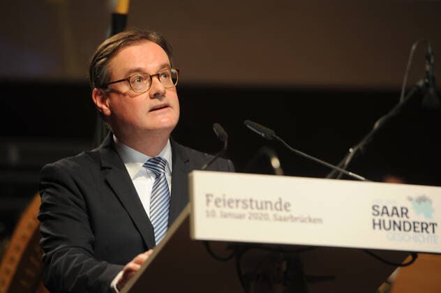 Der saarländische Ministerpräsident Tobias Hans (CDU) lädt am Freitag (10.1.2020) in der Saarbrücker Kongreßhalle zum traditionellen Neujahrsempfang. Zuvor findet eine Feierstunde zur einhundertjährigen Geschichte des Saargebiets statt. Im Bild: Rede von Neuzeithistoriker Jörn Leonhard, Professor für Neuere und Neueste Geschichte Westeuropas am Historischen Institut der Albert-Ludwigs-Universität Freiburg. *** The Prime Minister of Saarland Tobias Hans CDU invites to the traditional New Years Reception on Friday 10 1 2020 in the Saarbrücken Congress Hall Before that, there will be a celebration of the one hundred year history of the Saar region In the picture Speech by the modern history historian Jörn Leonhard, Professor of Modern and Contemporary History of Western Europe at the Historical Institute of Albert Ludwigs University Freibu bub