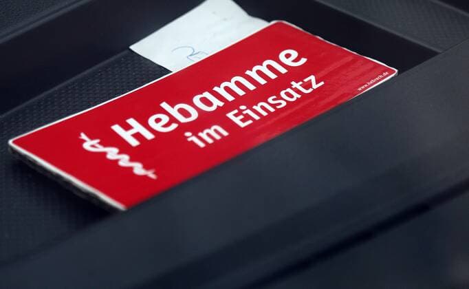 Hebamme 13.01.2020 , Erfurt, Schild Hebamme im Einsatz in einem Auto *** Midwife 13 01 2020 , Erfurt, sign Midwife in use in a car