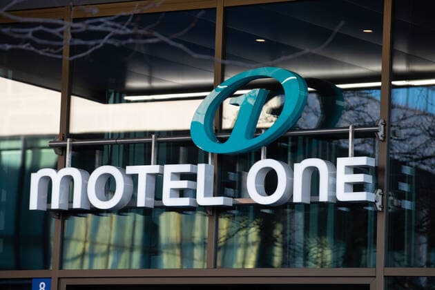 Läden in den Riemarcaden, Motel One Geschäft in dem Einkaufszentrum Riem Arcaden in München am 13. Januar 2020. Bayern Deutschland