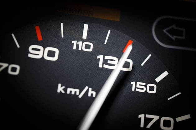 Symbolfoto zum Thema Tempolimit 130 km h. Eine Tachonadel ist auf einem Tacho neben der Anzeige fâˆöÂºr 130 Stundenkilometer zu sehen. Berlin, 13.01.2020. Berlin Deutschland *** Symbol photo on the subject of speed limit 130 km h A speedometer needle can be seen on a speedometer next to the display fâˆöÂºr 130 km h Berlin, 13 01 2020 Berlin Germany Copyright: xThomasxTrutschel photothek.dex