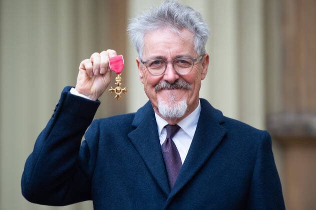 Entertainment Bilder des Tages . 14 01 2020. London, United Kingdom. Griffith Rhys Jones with his OBE after an Investiture at Buckingham Palace in London.  xPoolx xi-Imagesx IIM-20633-0002
