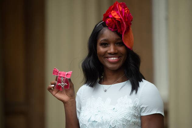 Entertainment Bilder des Tages . 14 01 2020. London, United Kingdom. Ama Agbeze, Captain of the England Women s Netball Team with her MBE after an Investiture at Buckingham Palace in London.  xPoolx xi-Imagesx IIM-20633-0013